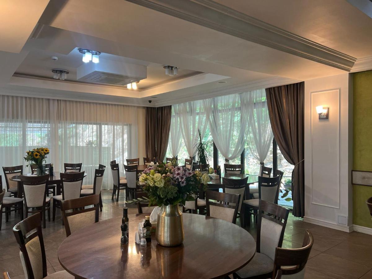 Hotel Holiday Maria Băile Herculane Buitenkant foto