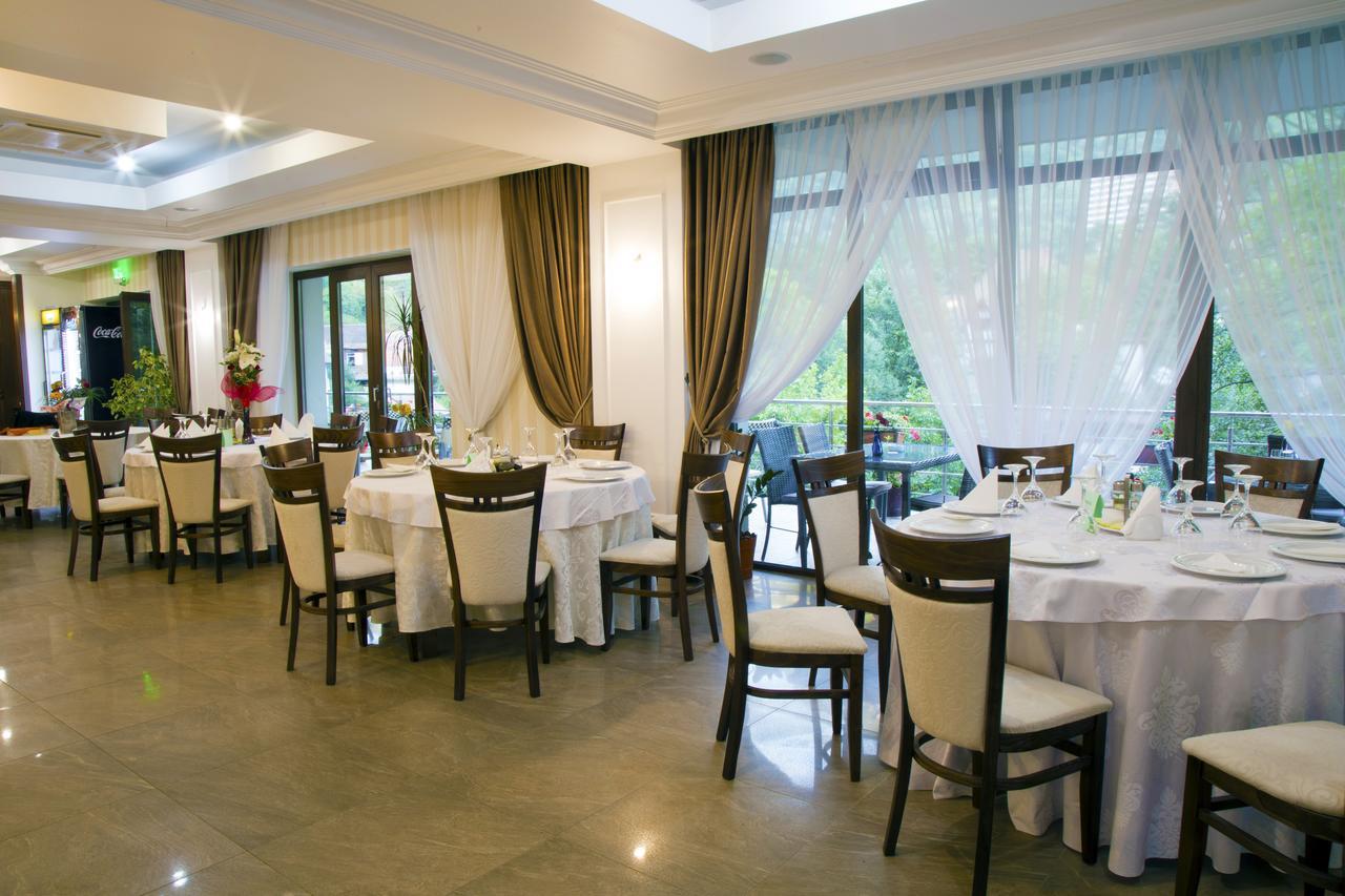 Hotel Holiday Maria Băile Herculane Buitenkant foto
