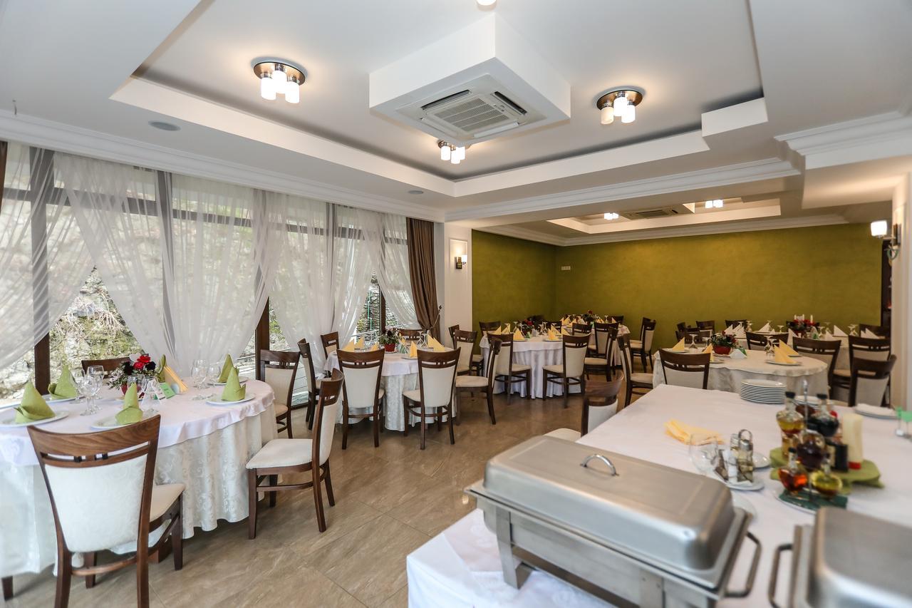 Hotel Holiday Maria Băile Herculane Buitenkant foto