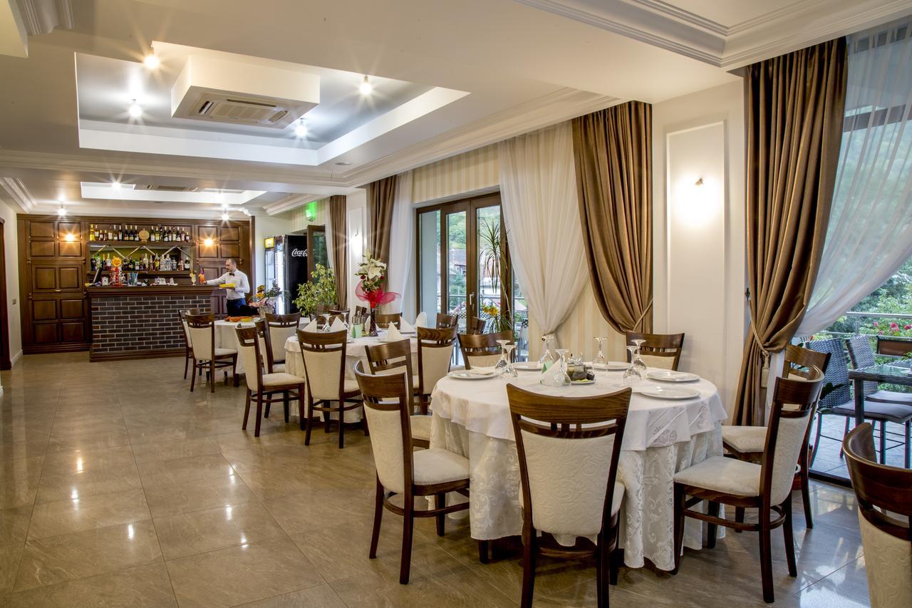 Hotel Holiday Maria Băile Herculane Buitenkant foto